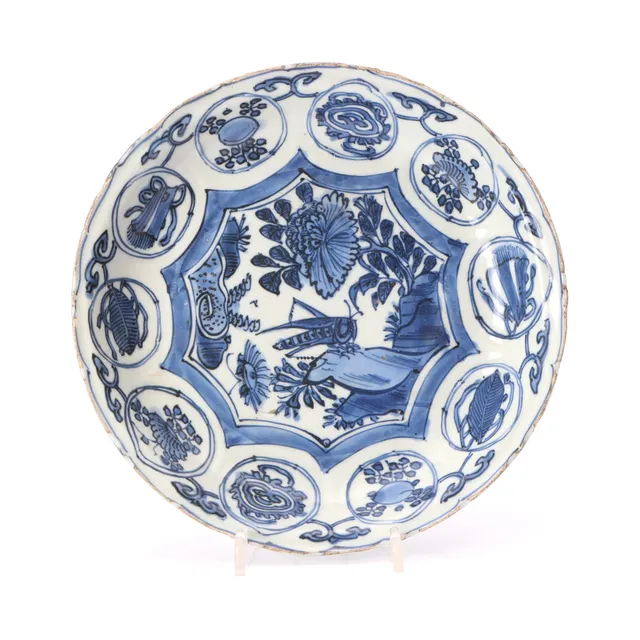 SKÅLKFAT. Porslin med blåvit dekor. Kina, Wanli (1572-1620).