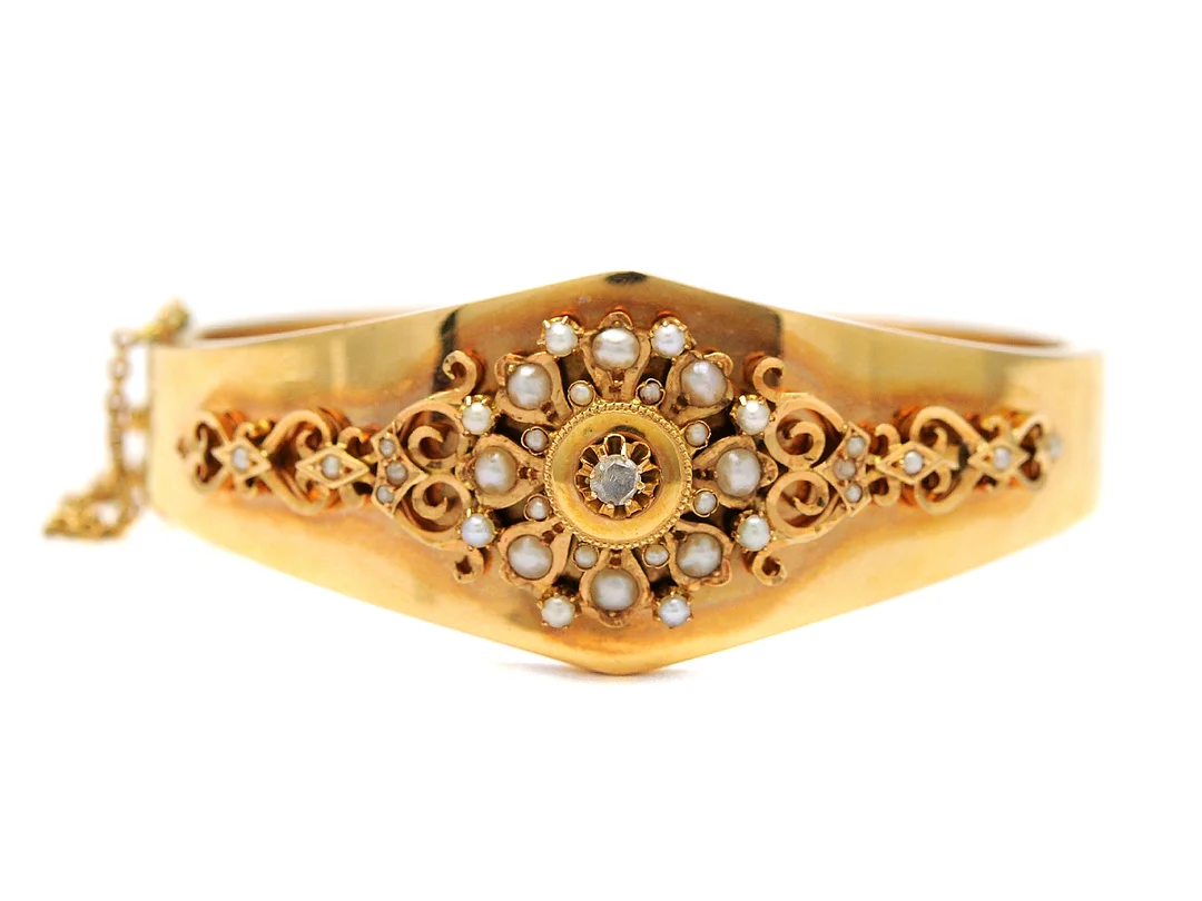 ARMRING, 18K guld, rosenslipad diamant ca 0,05 ct, orientaliska halvpärlor, antik, Frankrike 1800-talets andra hälft, 6x6 cm, vikt 17,3 g, diamant med nagg, bucklor, senare säkerhetskedja. — Smycken/Armring — Kaplans