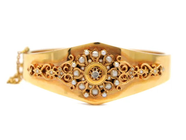 ARMRING, 18K guld, rosenslipad diamant ca 0,05 ct, orientaliska halvpärlor, antik, Frankrike 1800-talets andra hälft, 6x6 cm, vikt 17,3 g, diamant med nagg, bucklor, senare säkerhetskedja.