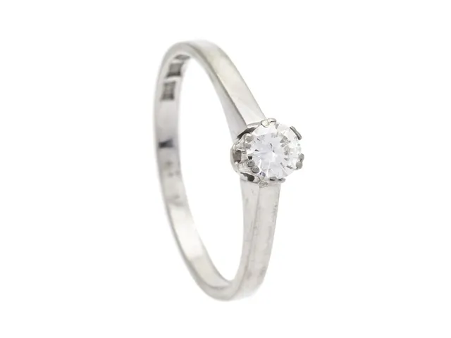 ENSTENSRING, 18K vitguld, briljantslipad diamant 0,15 ct enligt gravyr, ca TW/VS, John Petterssons eftr, Stockholm 1964. stl 15,5 mm, vikt 1,8 g, slitna fattningar samt en klo med skada.
