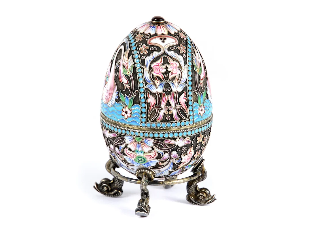 ÄGG, silver, emalj, 2 granater, invändigt förgyllt, ställ i silver, Jugend, Ryssland St Petersburg 1900-talets början, höjd 9,5 cm exklusive ställ, vikt 151,3 g, mindre emaljskador. — Silver/Övrigt — Kaplans
