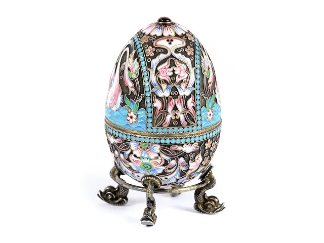 ÄGG, silver, emalj, 2 granater, invändigt förgyllt, ställ i silver, Jugend, Ryssland St Petersburg 1900-talets början, höjd 9,5 cm exklusive ställ, vikt 151,3 g, mindre emaljskador.