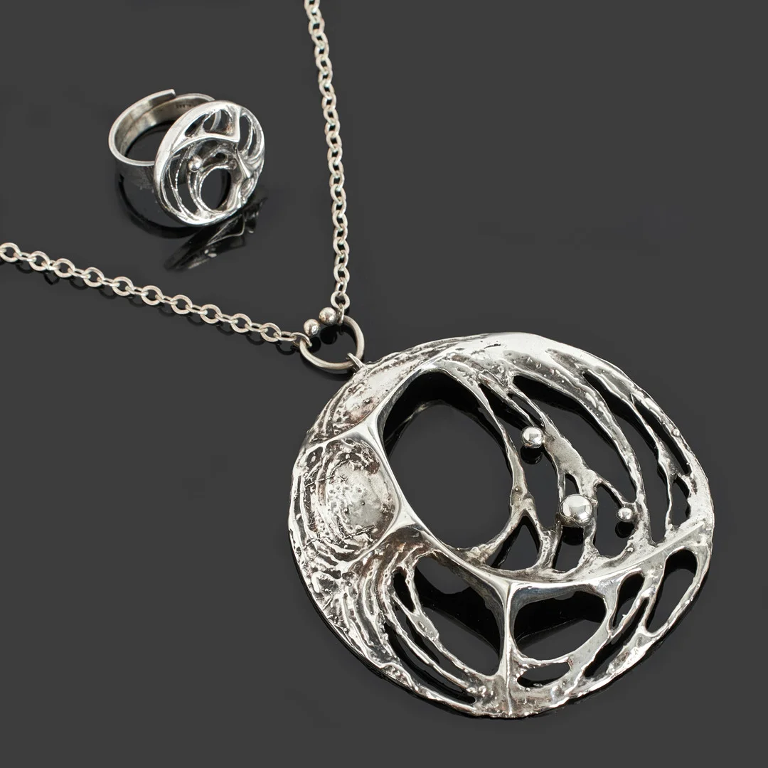 KARL LAINE. Hänge med kedja samt ring, "Spiderweb", sterlingsilver, 1974, 1975, Kalevala, Finland, original etui medföljer. — Jewellery — Crafoord Auktioner Stockholm