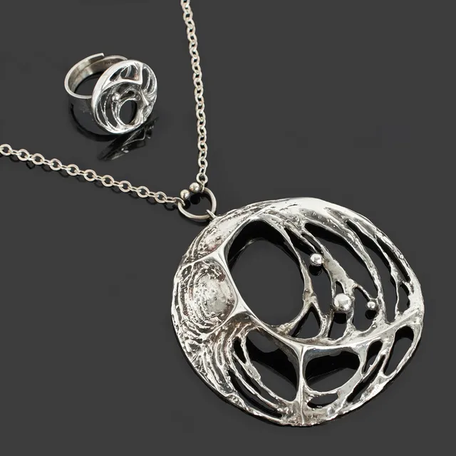 KARL LAINE. Hänge med kedja samt ring, "Spiderweb", sterlingsilver, 1974, 1975, Kalevala, Finland, original etui medföljer.