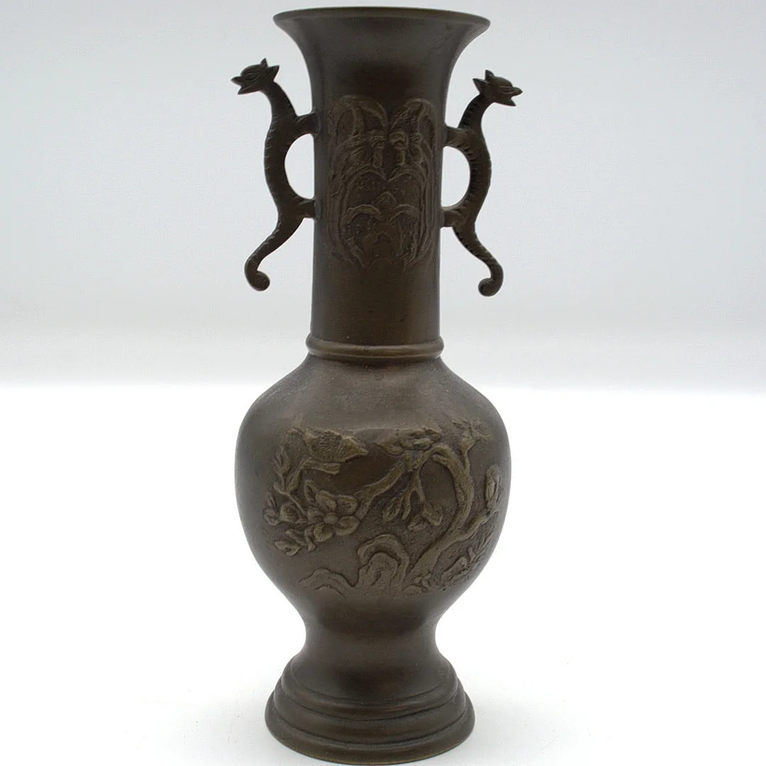 CHINESISCHE BRONZEVASE MIT RELIEFDEKOR „ELSTERN AUF PFLAUMENZWEIGEN“, 1900-1950. — Bronzes — Kunst- und Auktionshaus Kleinhenz