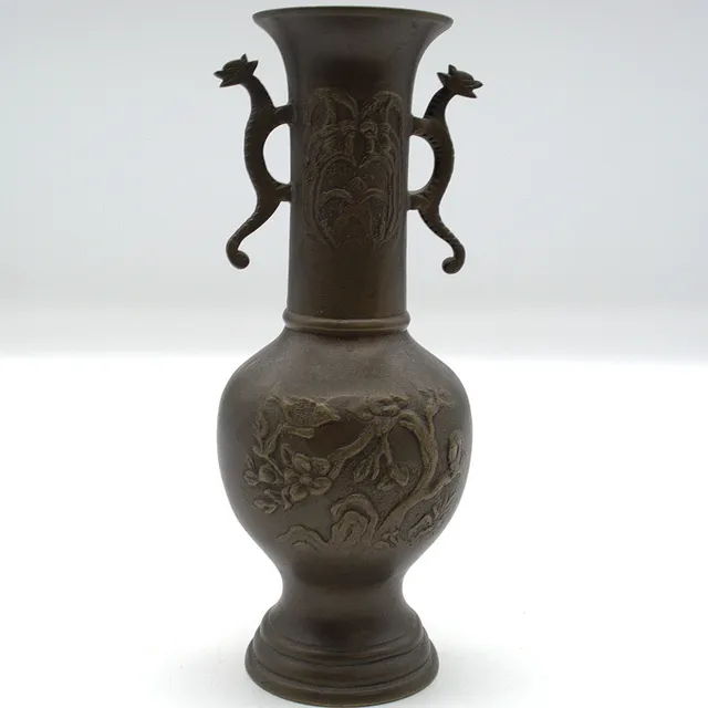 CHINESISCHE BRONZEVASE MIT RELIEFDEKOR „ELSTERN AUF PFLAUMENZWEIGEN“, 1900-1950.