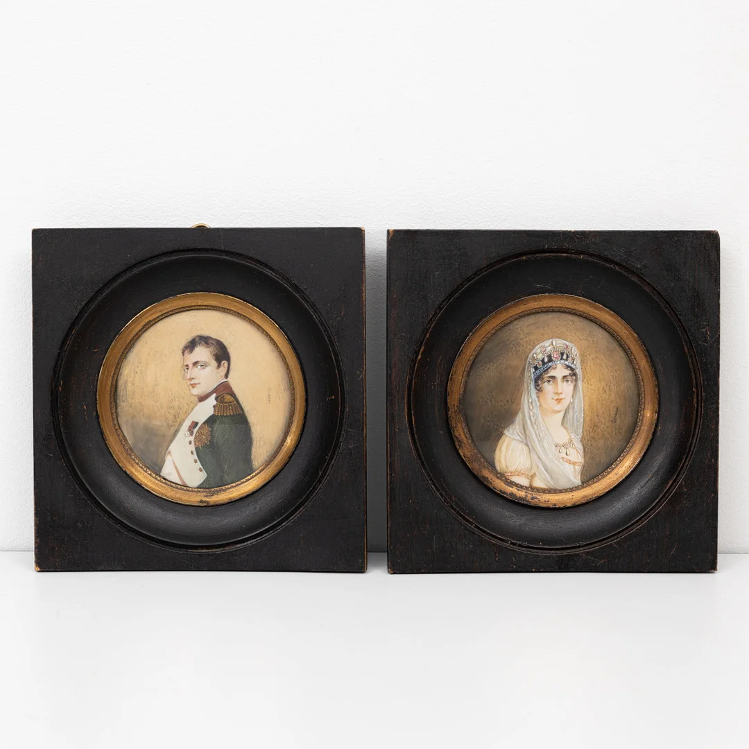 MINIATYRMÅLNINGAR, 2 st, Napoleon I och Joséphine de Beauharnais signerade Gerard, 1800-talets slut. — Paintings — Auktionshuset Kolonn