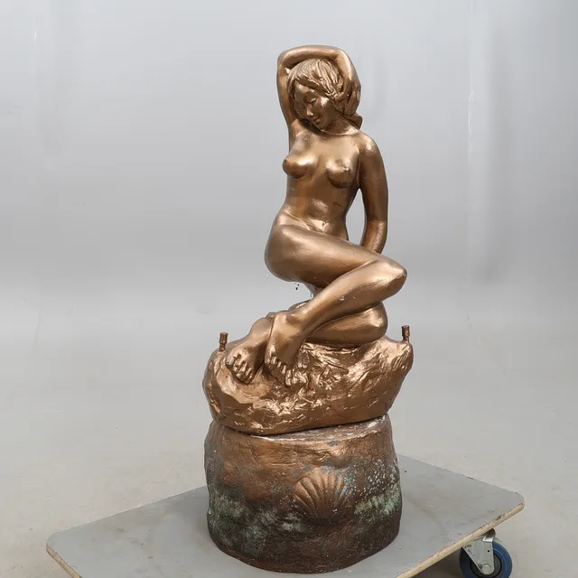 GINO MANCA. SKULPTUR/FONTÄN, bemålad cement, signerad.