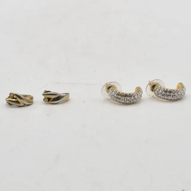 MODESCHMUCK KONVOLUT: ZWEI PAAR OHRRINGE.