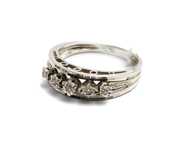 Ring vitguld 18K 3,7g Ø16¾ med åttkantslipade diamanter 5xca.0,01ct