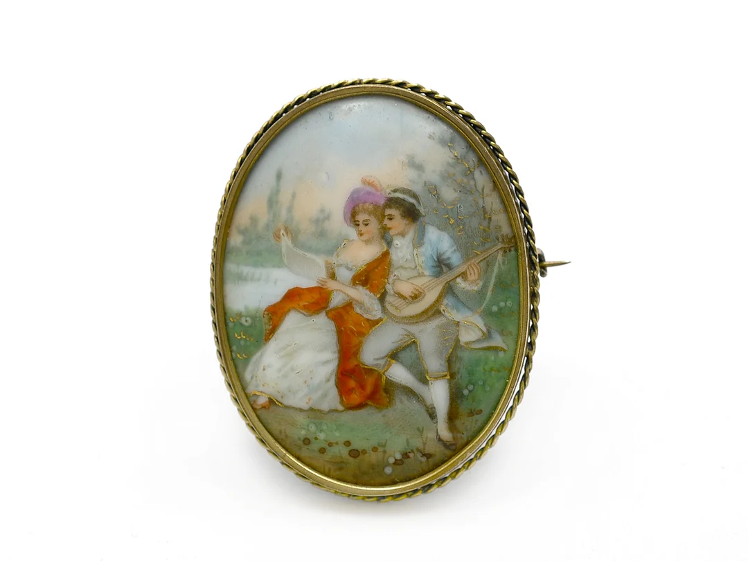 BROSCH, förgylld vitmetall, målat porslin, 4 x 5 cm. — Smycken/Brosch — Kaplans