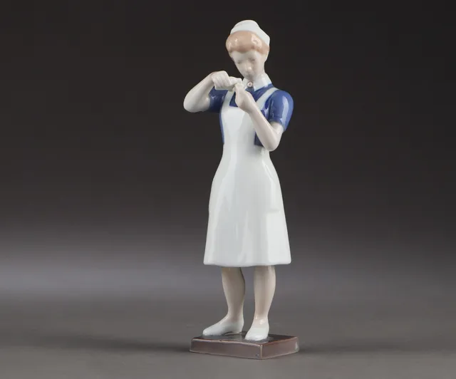 Svend Jespersen for Bing & Grøndahl, 'Sygeplejerske' figur af porcelæn