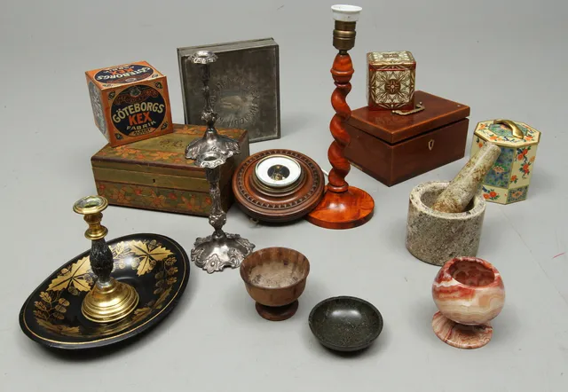 PARTI DIVERSE, bland annat ljusstakar samt träaskar, 1800/1900-tal.