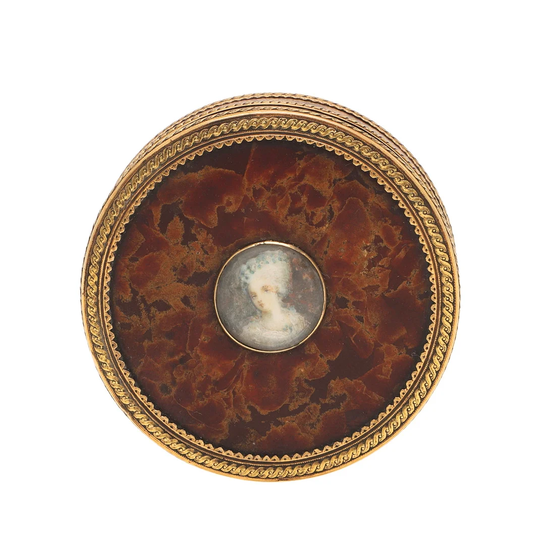 A LATE 18TH/ EARLY 19TH CENTURY CONTINENTAL GOLD MOUNTED TORTOISESHELL SNUFF BOX & COVER. — Silver — Lawrences Auctioneers