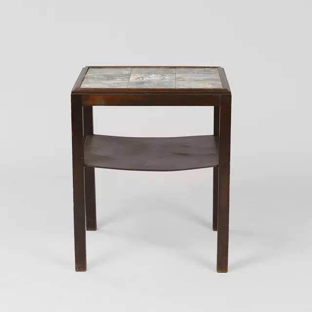 Kvadratisk sofabord af mørkbejdset bøgetræ med klinker og underliggende hylde, dansk møbelsnedker, 1930/40'erne.
