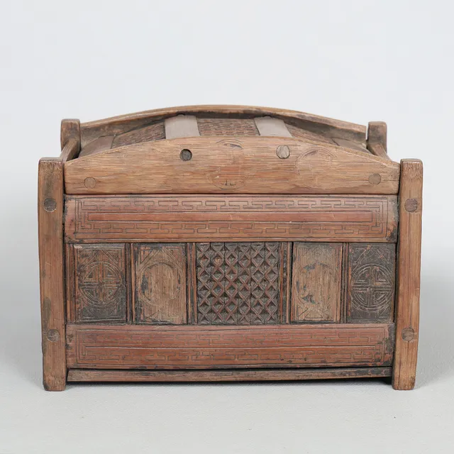 A CHINESE QING DYNASTY BAMBOO BOX.