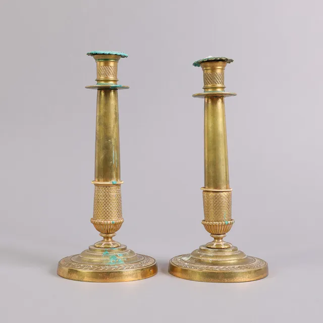 Et par lysestager af messing, empire stil, 1800-tallets sidste fjerdedel (2).