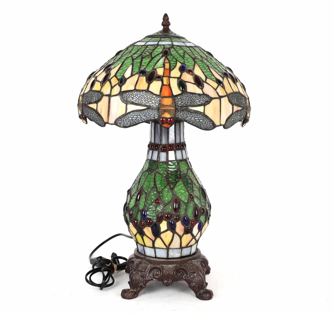 Table lamp made of stained glass, Tiffany style, last quarter of the 20th century — Lamps and lighting/Table lamps — Lauritz