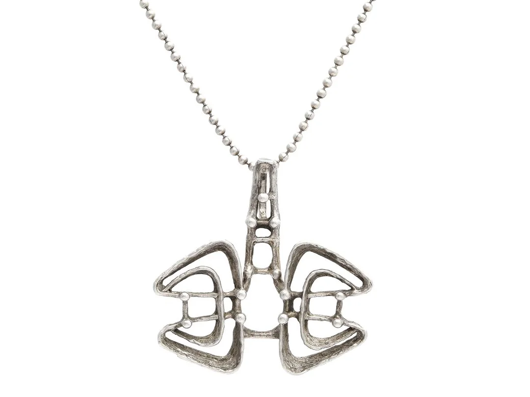 HÄNGE MED KEDJA, sterlingsilver, Studio Else & Paul, Norge 1960-tal, mått på hänget 4 x 4 cm, längd på kedjan 45 cm, vikt 13,3 g. — Smycken/Hänge med kedja — Kaplans
