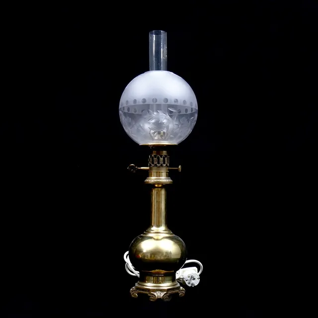 BORDSLAMPA, mässing, fotogenlampsmodell, 1900-talet andra hälft.