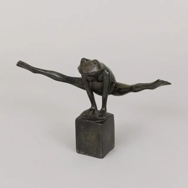 ART PEOPLE GALLERY, SWEDEN. "Look at my legs", grönpatinerad brons, stämplad APG.
