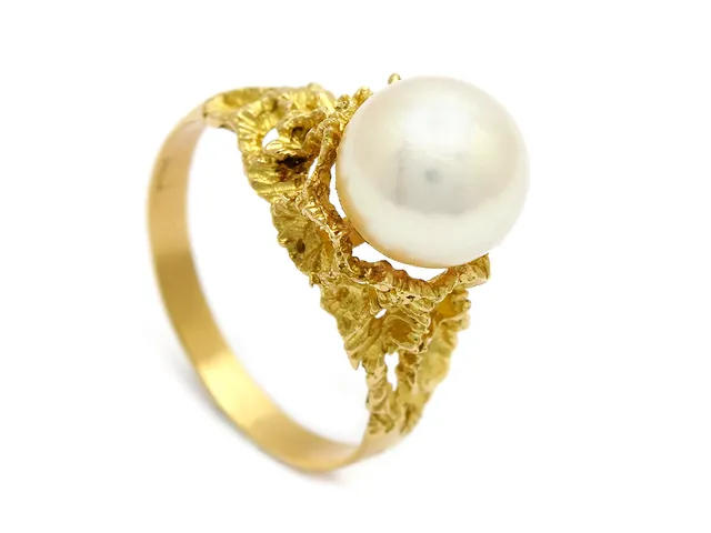 RING, 18K guld, odlad pärla ca 9 mm, stl 17,5 mm, vikt 4,0 g.