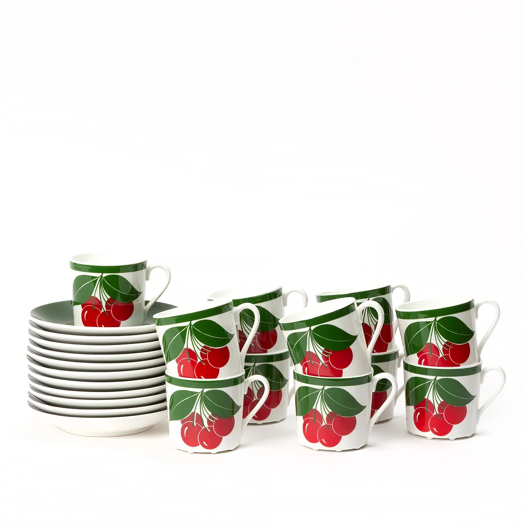 MARGARETA HENNIX, "Körsbär", 11 kaffekoppar med fat, benporslin, Gustavsberg. — Tableware — Stockholms Auktionsverk Göteborg