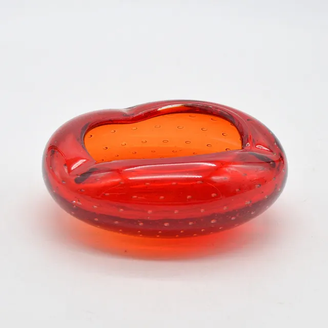 SKANDINAVISCHE DESIGNERSCHALE, STUDIOGLAS, ROT, KONTROLLIERTE LUFTEINSCHLÜSSE, UM 1950.