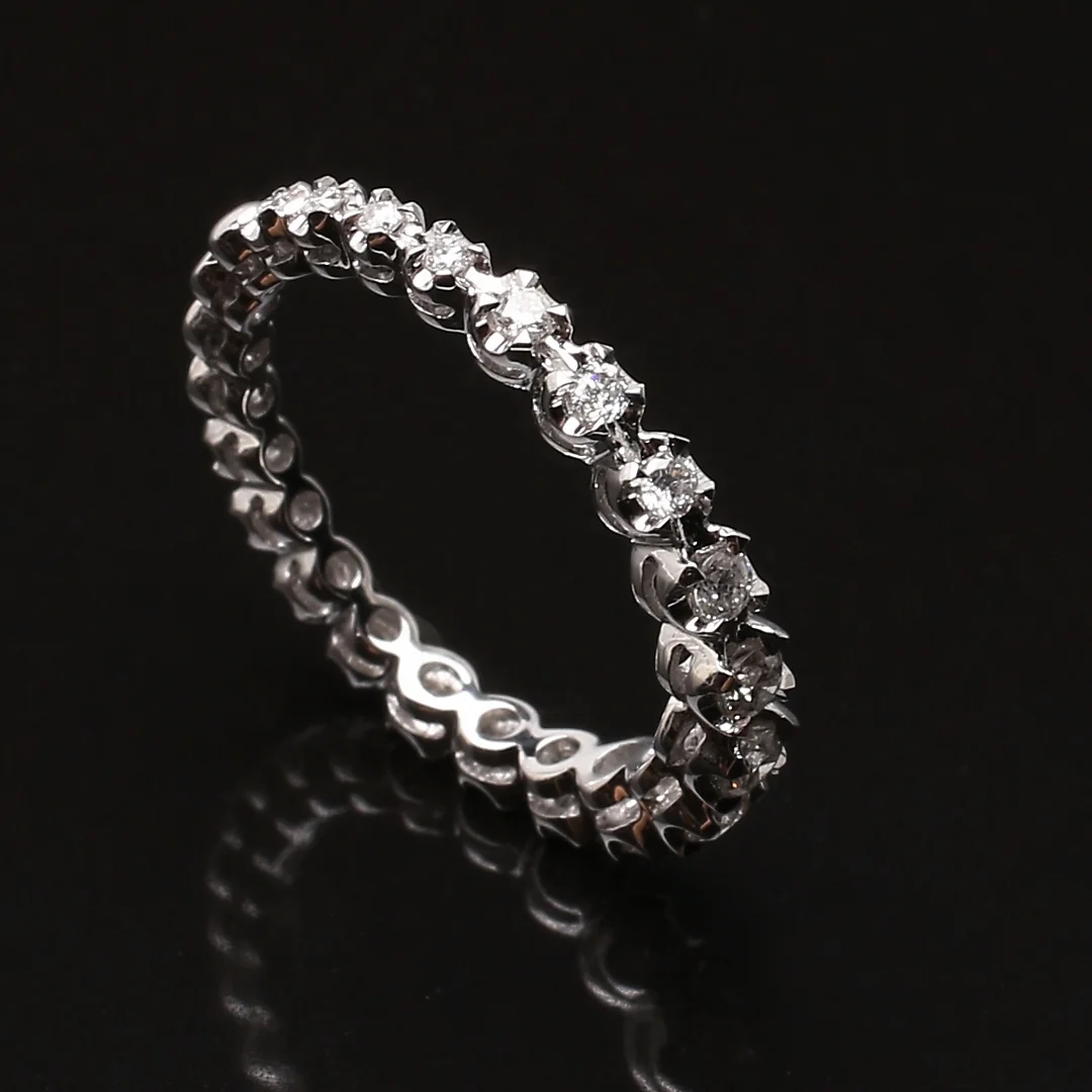 ALLIANSRING i 18K vitguld med diamanter 0,47 ct, totalvikt 2,63 gram. — Rings — Garpenhus Auktioner