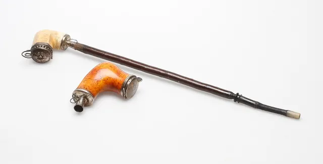 SJÖSKUMSPIPOR, 2 st, silverbeslag, 1800-tal.