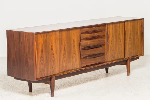 Skovby Møbelfabrik. Low sideboard in veneered rosewood