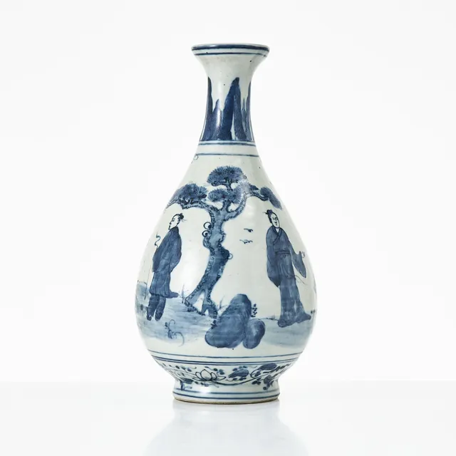 VAS, porslin, Kina, 1900-tal, dekor av figurscen vid tall samt terrass i underglasyrblått.