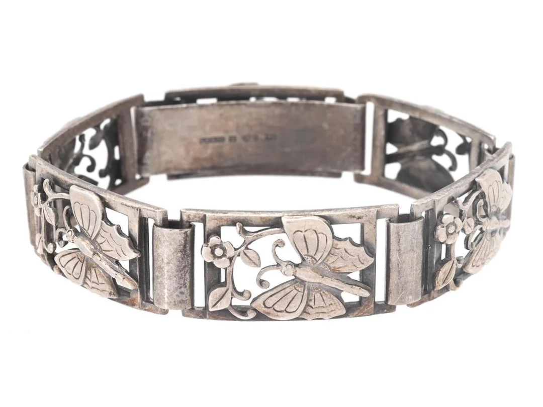 ARMBAND, silver, motiv med fjärilar och blommor, längd 18 cm, År 1967, vikt 31,5 g. — Smycken/Armband — Kaplans