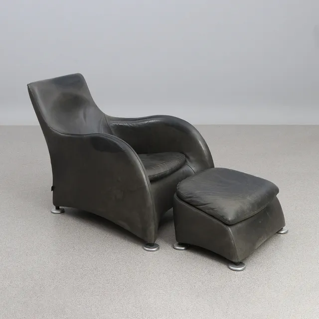 GERARD VAN DEN BERG. FÅTÖLJ MED FOTPALL. Svart skinn, fötter i aluminium. "Loge", Montis. Samtida tillverkning.