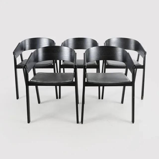 THOMAS BENTZEN. Muuto. Et sæt på fem "Cover Chair" armstole af sortlaseret ask (5).