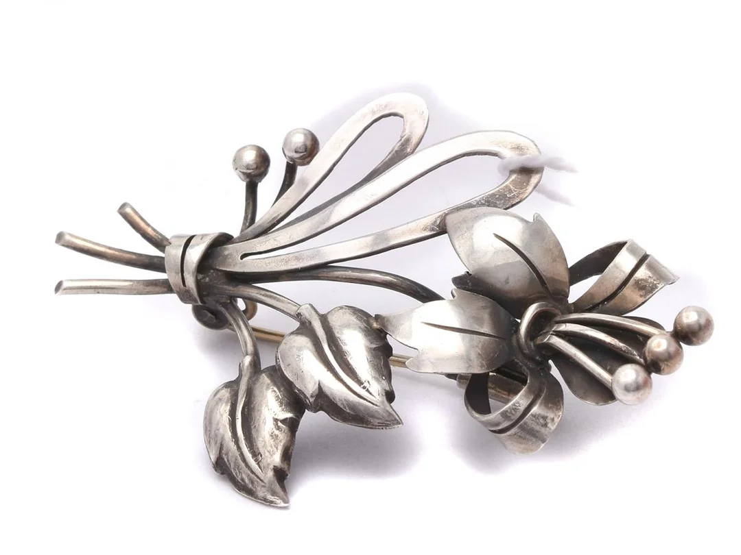Brosch silver 7g höjd: 39mm bredd: 60mm 50-tal — Smycken/Brosch — Kaplans