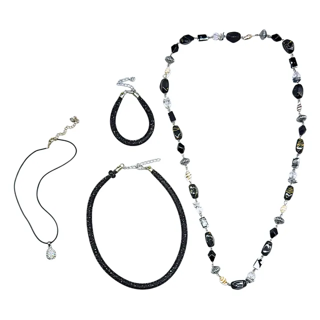 SCHMUCK-KONVOLUT AUS DREI KETTEN UND EINEM ARMBAND.