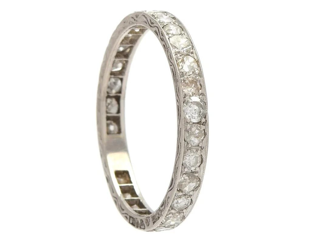 ALLIANSRING, platina, 2 antik- och 24 äldre åttkantslipade diamanter, Stockholm 1940, stl 18,25 mm, flertalet diamanter med nagg och skador. — Smycken/Alliansring — Kaplans