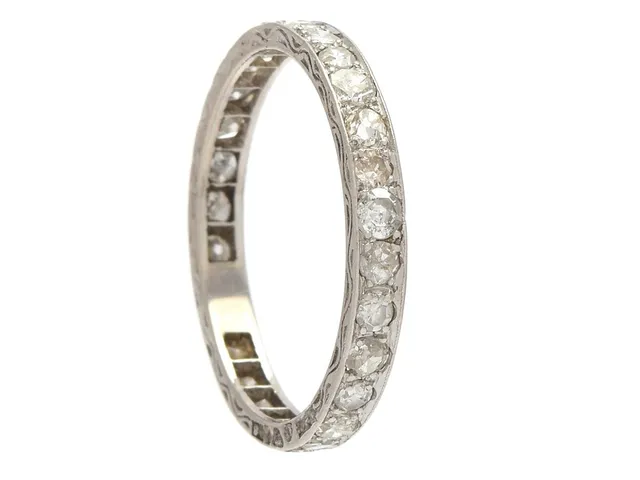 ALLIANSRING, platina, 2 antik- och 24 äldre åttkantslipade diamanter, Stockholm 1940, stl 18,25 mm, flertalet diamanter med nagg och skador.