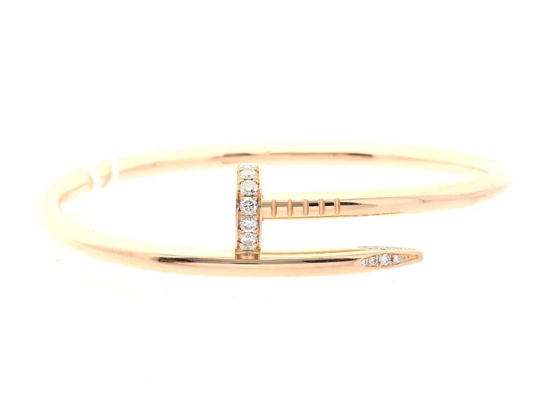 Armring roséguld 18K 31g, Cartier, modell: Juste Un Clou, Ø52x46mm (storlek 16), med diamanter 11xca0,04ct, 16xca0,005-0,02ct, öppningsbar, snr: BWL359, köpt på Cartier i Vancouver, fint skick med spår av användning — Smycken/Armring — Kaplans