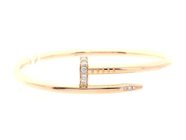 Armring roséguld 18K 31g, Cartier, modell: Juste Un Clou, Ø52x46mm (storlek 16), med diamanter 11xca0,04ct, 16xca0,005-0,02ct, öppningsbar, snr: BWL359, köpt på Cartier i Vancouver, fint skick med spår av användning