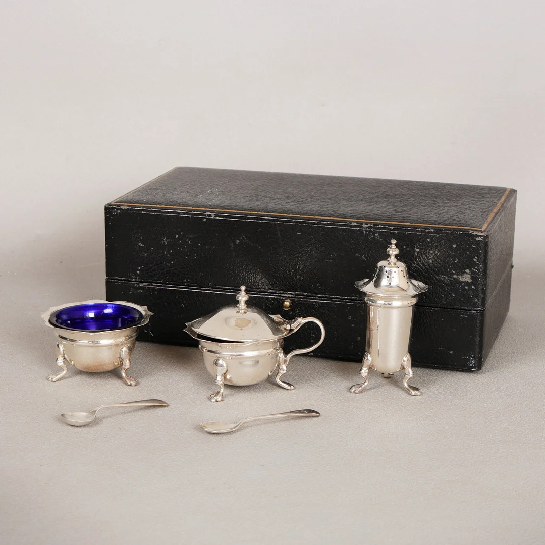 A CASED GEORGE V SILVER CONDIMENT SET (5). — Silver — Bishop & Miller