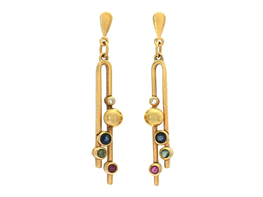 ÖRHÄNGEN, 18K guld, safirer, diamanter, rubiner, smaragder, höjd 44 mm, vikt 6,5 g. — Smycken/Örhängen — Kaplans