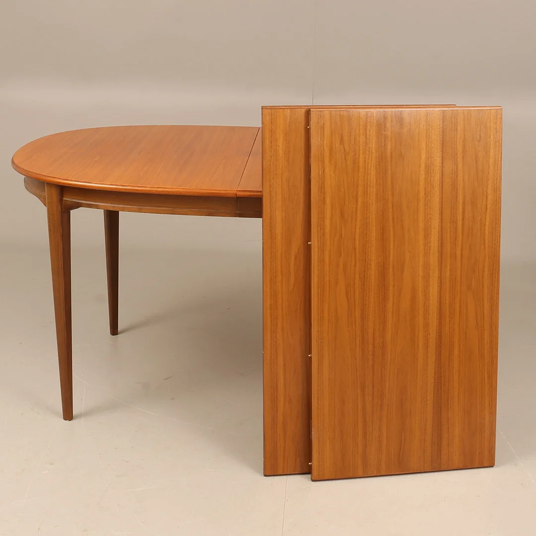 SVANTE SKOGH. Matbord, "Vindö", teak. Möbelfabriken Balder. — Tables — RA Auktionsverket Norrköping