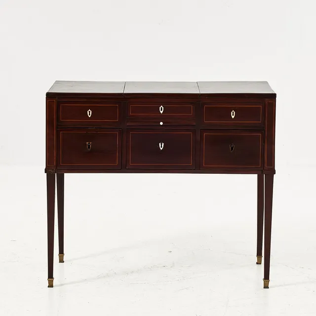 POUDREUSE, 1800-tal, fanerad i mahogny, nyckelskyltar i ben.