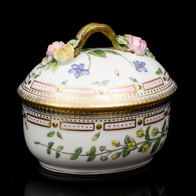 ROYAL COPENHAGEN. Skål med lock, "Flora Danica", modellnr 20/3582.