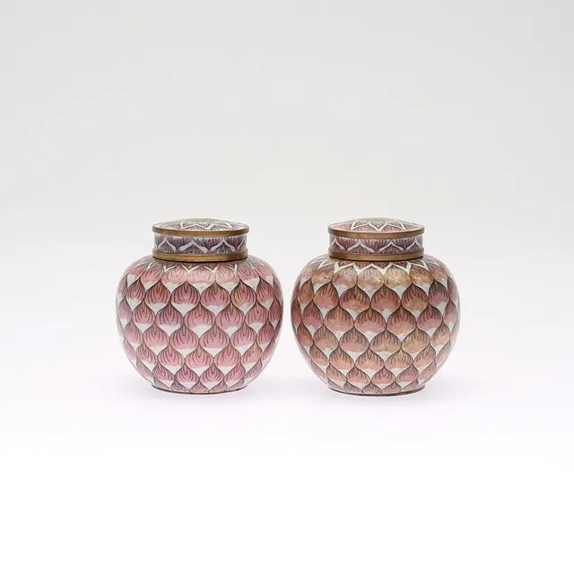 LOCKURNOR, 2 st, cloisonne, Kina, 1900-tal.