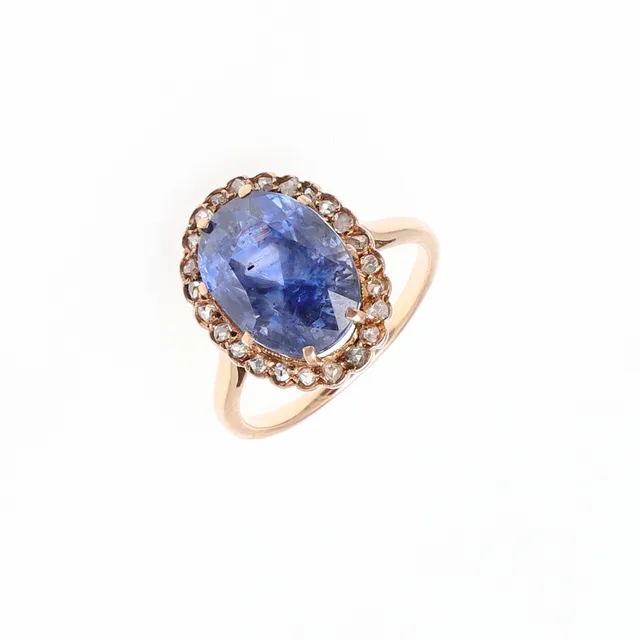 A SAPPHIRE AND DIAMOND CLUSTER RING.