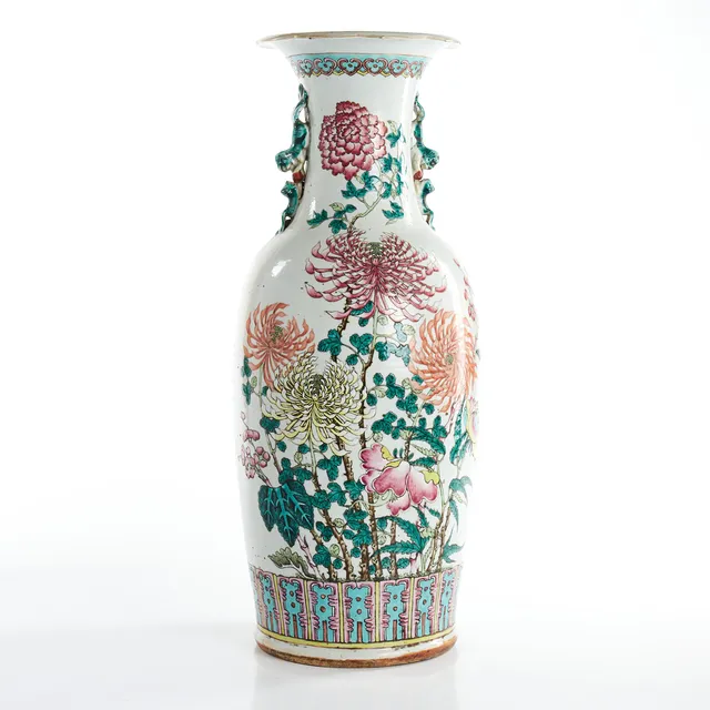 GOLVVAS, porslin, Kina, sen Qing (1644–1912), dekor av blommor och pioner i famille rose, hänklar i form av fohundar.