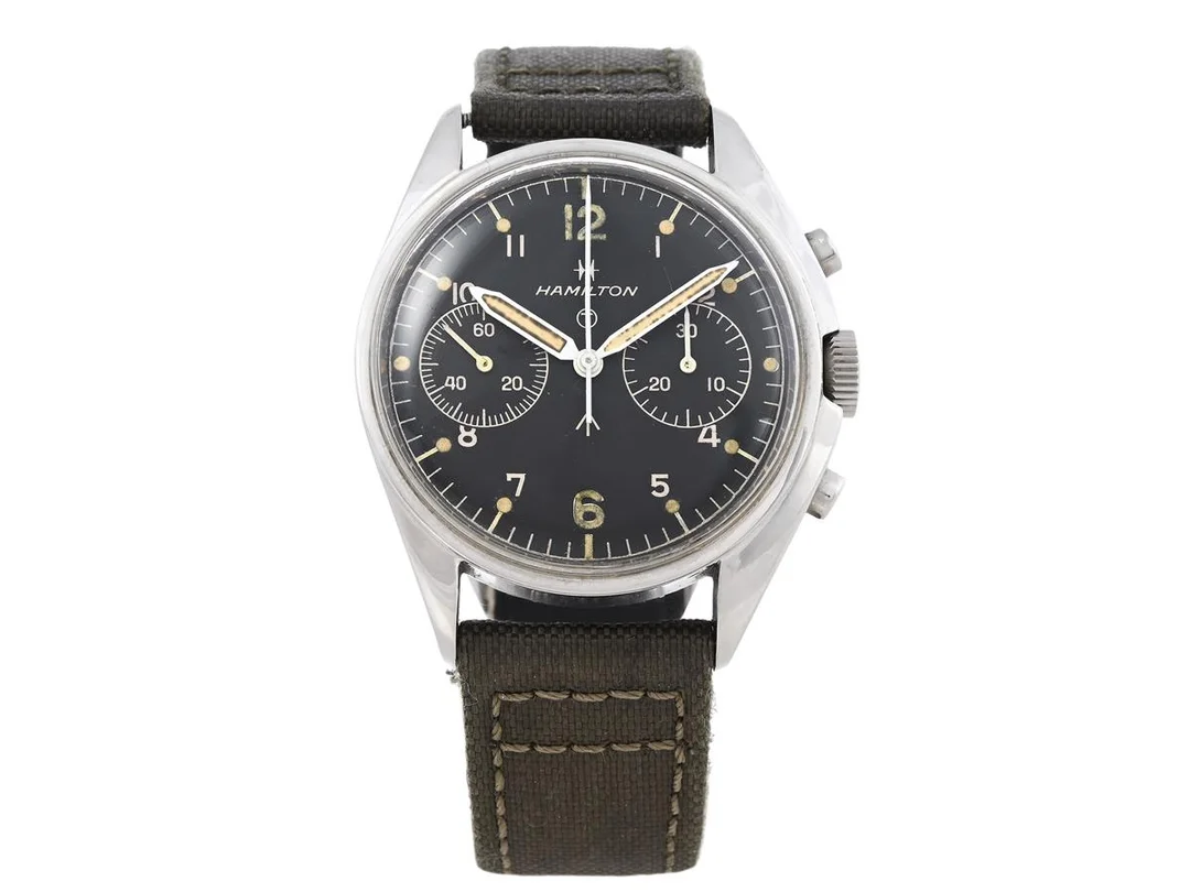 HAMILTON, "6BB", Cal Valjoux 7733, Boett nr. 1395311, kronograf, herrur, 39 mm, stål, manuell, plexiglas, miltärstämplar (6BB/924-3306 / 2755/72), läderband/tyg, ca 1972. — Klockor/Hamilton — Kaplans